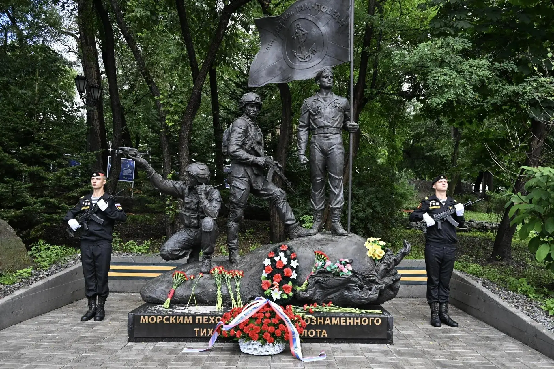 🎖️ Второй день рабочего визита Александра Гуцана во Владивосток начался с возложения в...