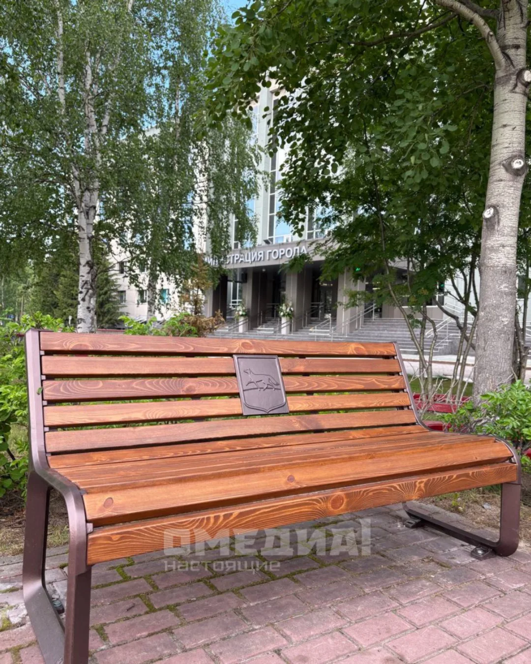 На площади Советов в Сургуте  специалисты лесопаркового хозяйства установили новые лавочки и урны. Г