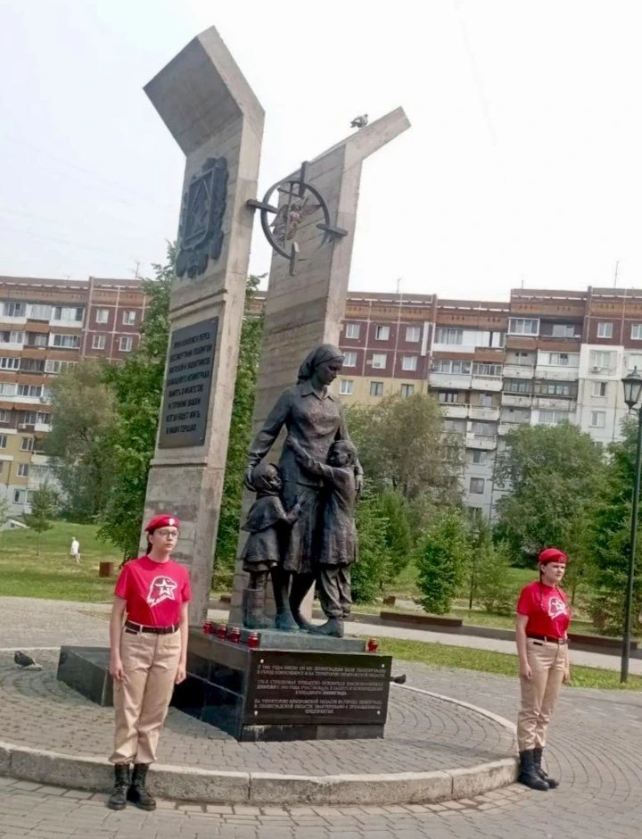 🔥22 июня, в День памяти и скорби, ученики школы 92 приняли участие в церемонии возложения цветов к 