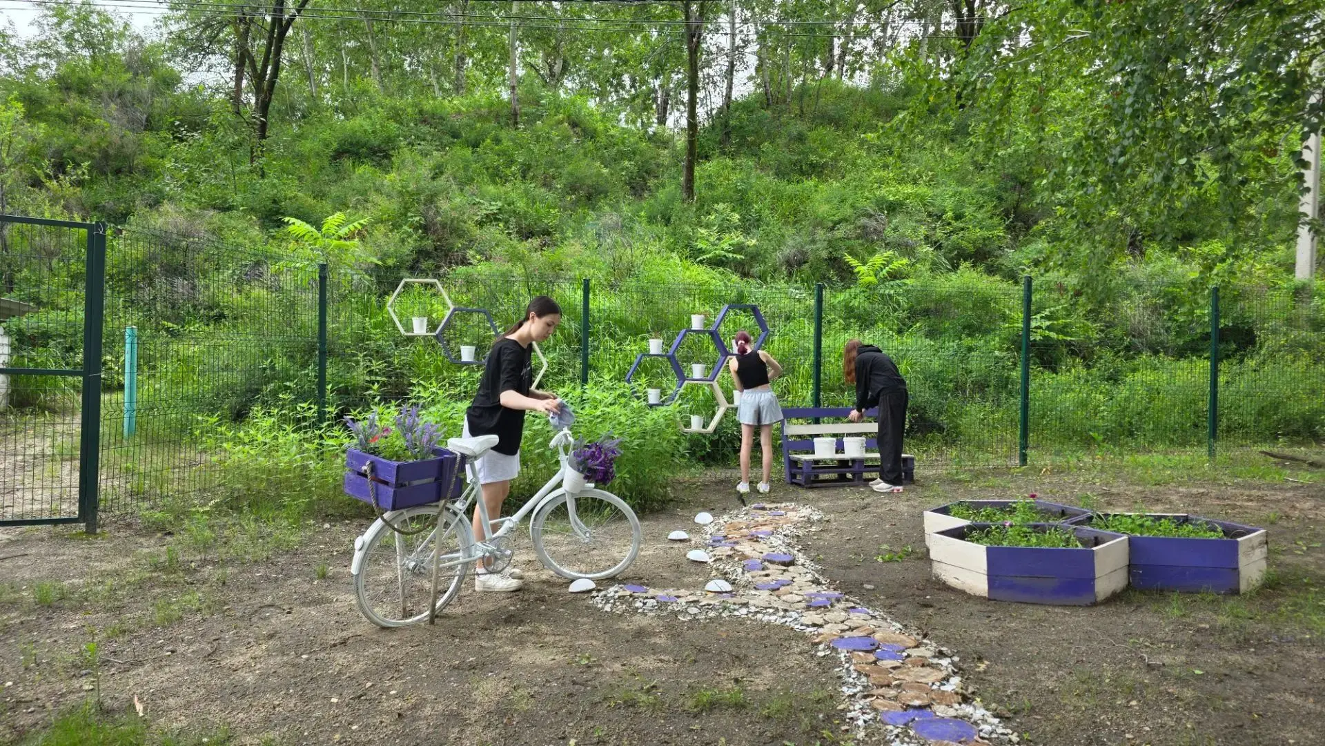 Красота требует труда🌿 🧹
Яркое лето с пользой продолжается! ☀

Наши ребята не только отдыхают на к