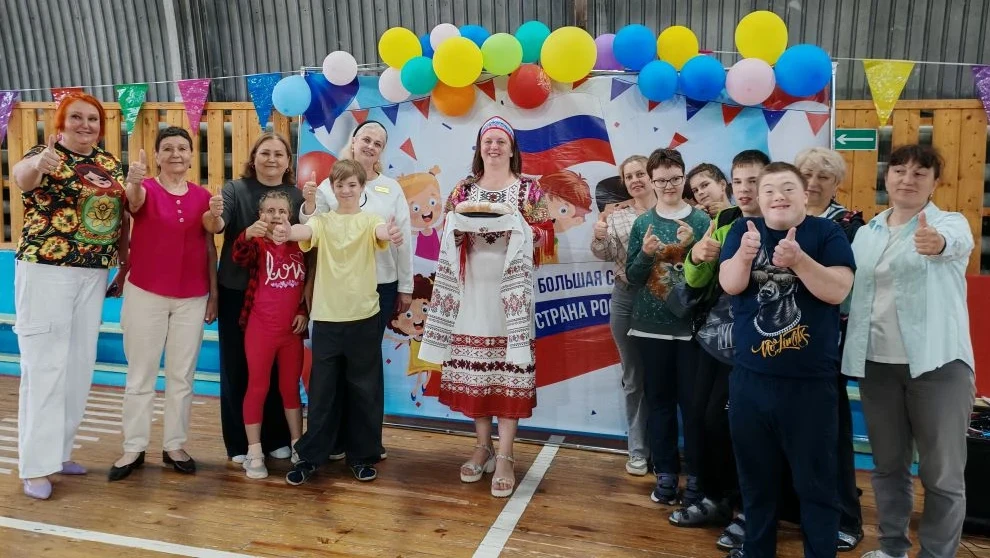 Торжественная линейка «День России»

Накануне праздника «День России» в школьном летнем лагере «Росс