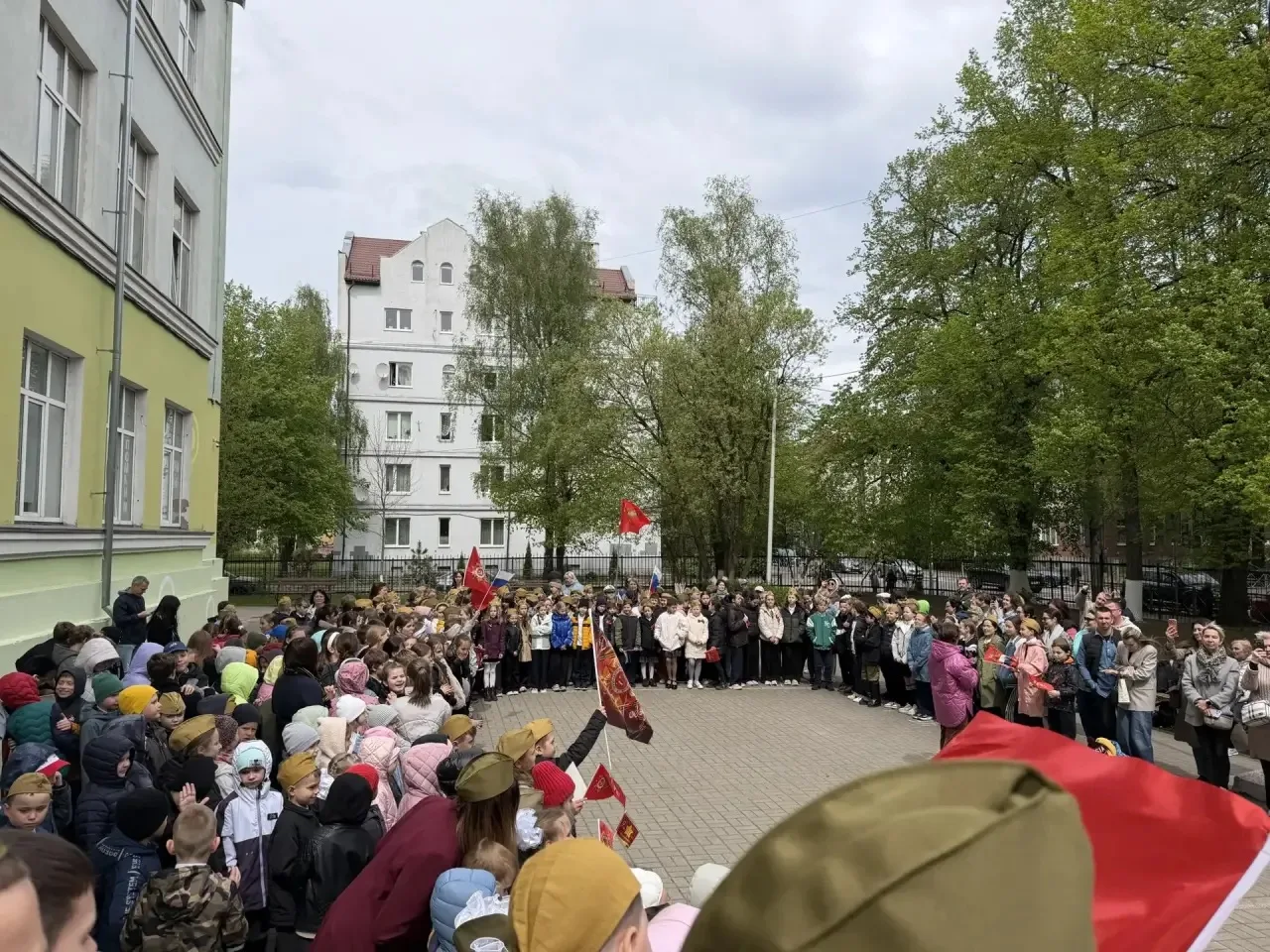 🕊️ Этот День Победы

Сегодня, 8 мая, вся начальная школа нашего лицея собралась вместе, чтобы вспом