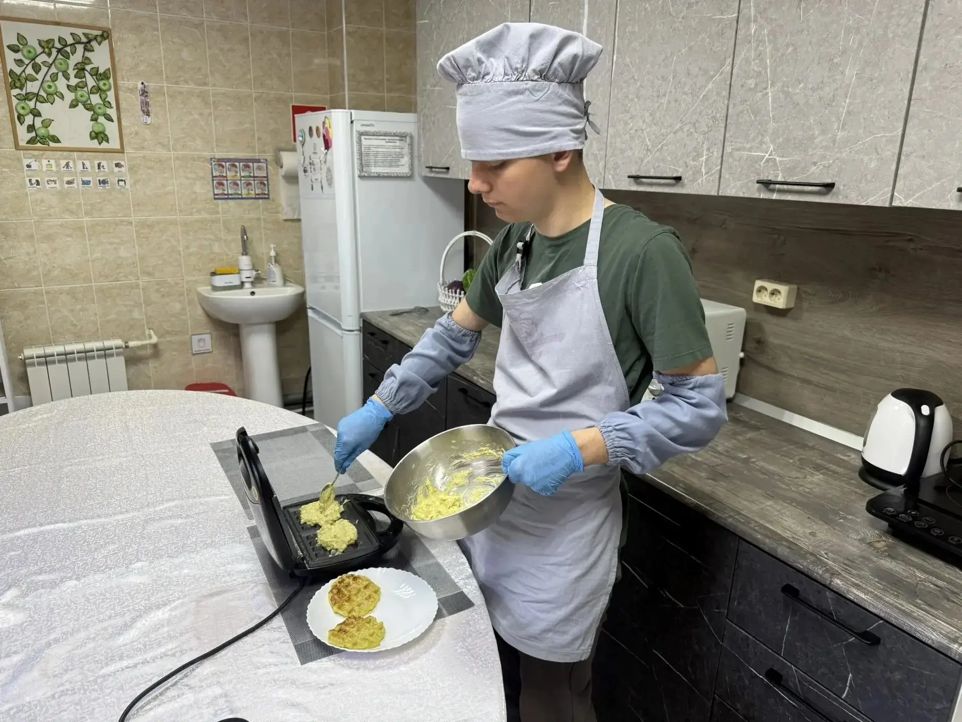 🧑‍🍳Ребята под руководством инструкторов по труду знакомятся с рецептом кабачковых ваф...