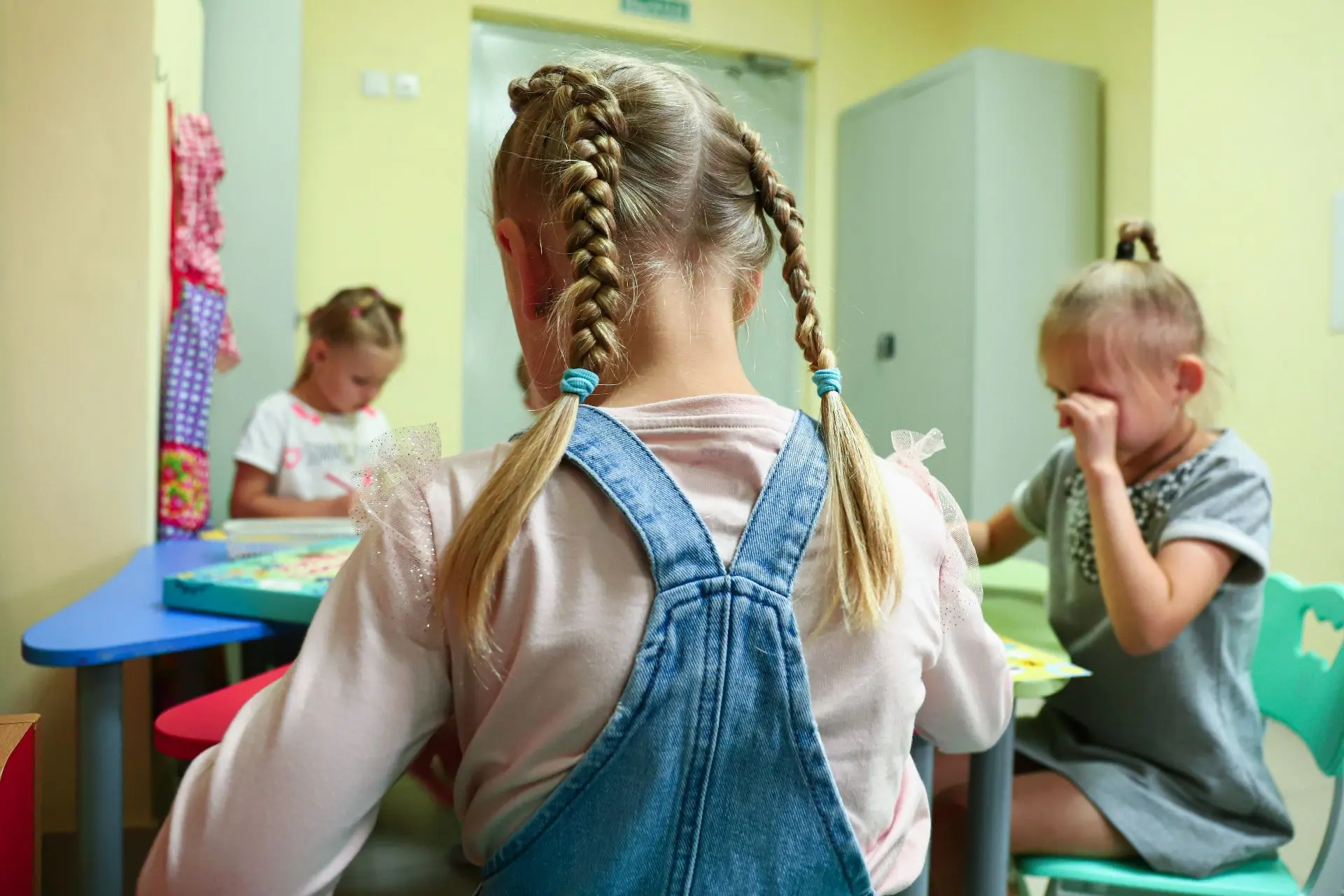 Маленькая девочка обожгла ступни в детском саду