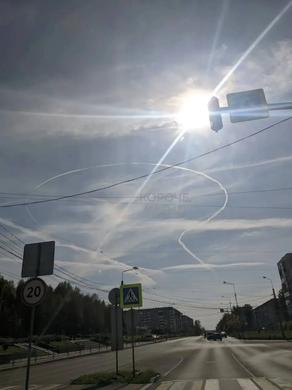 Над Нижним Тагилом заметили необычный след самолёта.