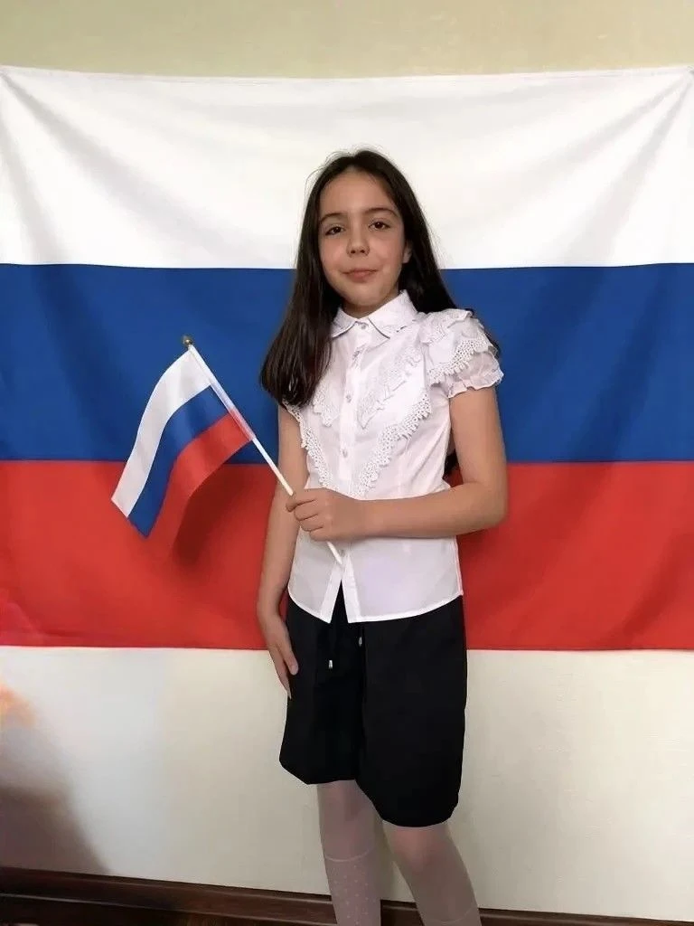 Учащаяся МАУДО СЮТур г.Лабинска Шевченко Варвара принимает участие в акции "Символ народа"
