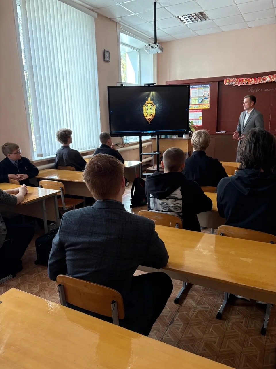 Сегодня в школе состоялась встреча старшеклассников-юношей с представителем Пограничног...