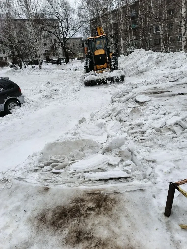 Управляющая компания продолжает зимнюю уборку!
