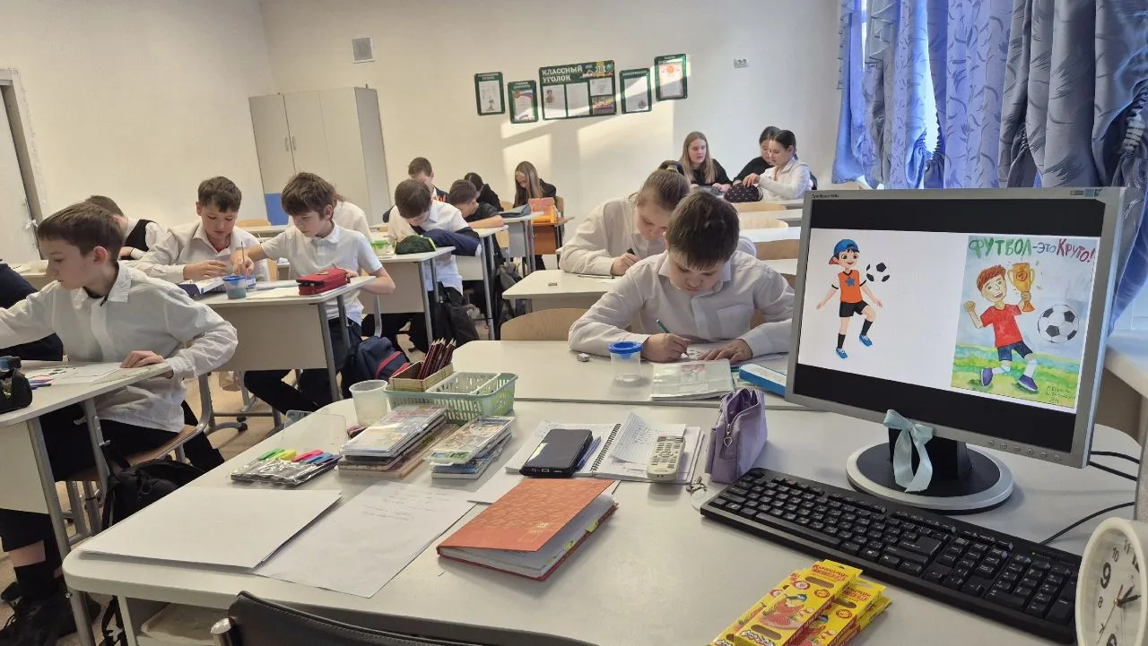 🎨 "Футбол в школе": выставка рисунков!   ⚽В нашем зале прошла конкурсно-выставочная акция "Мой любим