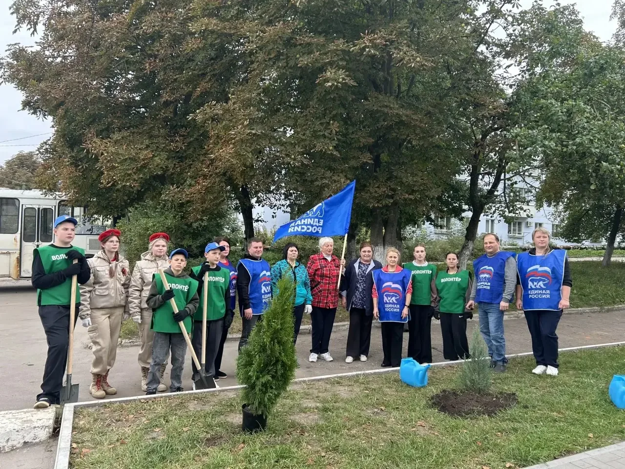 🌳 Искра зеленеет: в посёлке прошла акция по озеленению