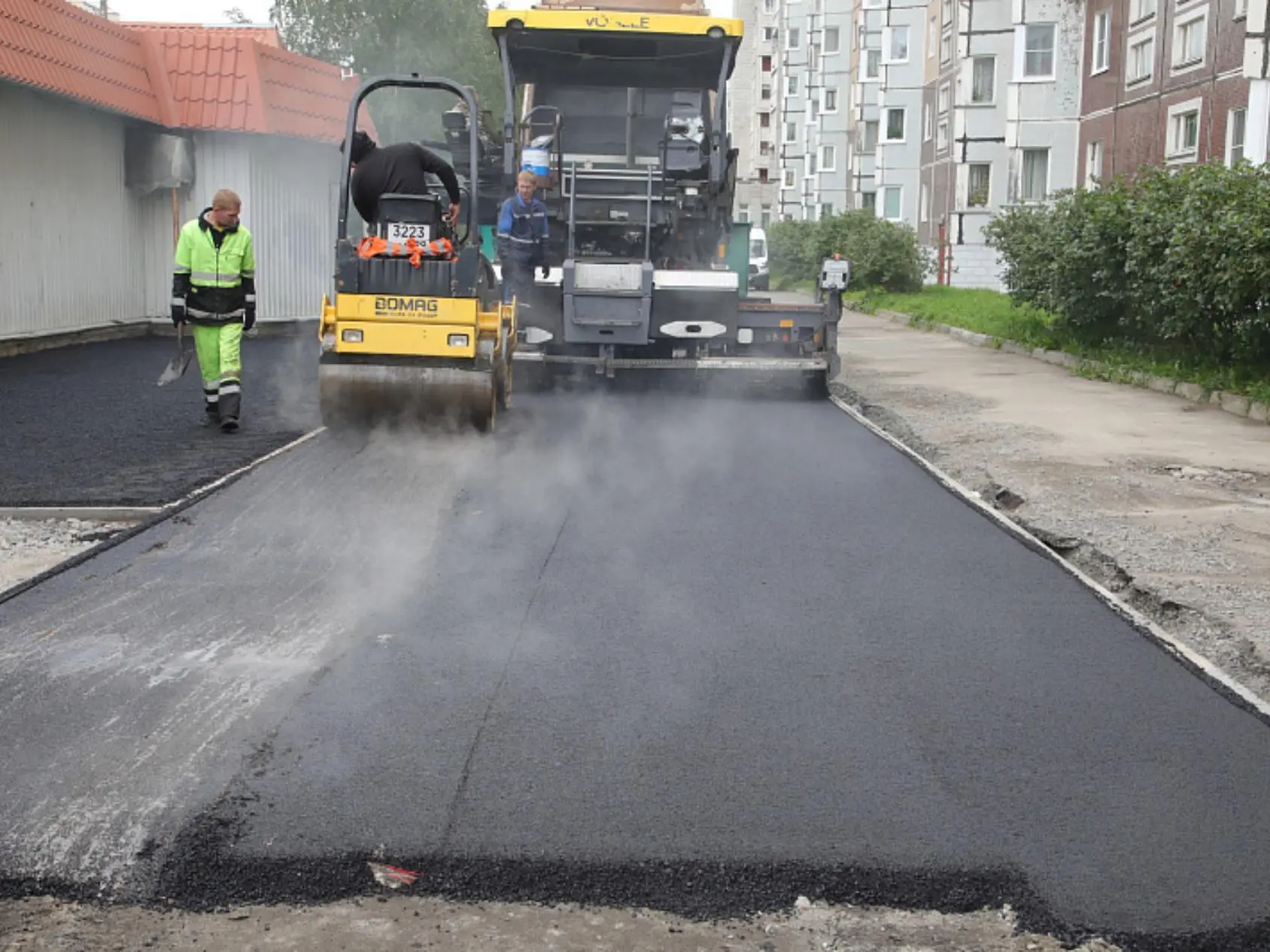 В Северодвинске начали асфальтировать пешеходную зону на улице Ломоносова