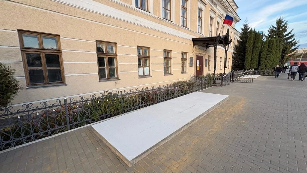 📌 В ОРЛЕ У ИСТФАКА ОГУ ВЕРНУТ ЧЕТЫРЕ БЮСТА ВМЕСТО ШЕСТИ