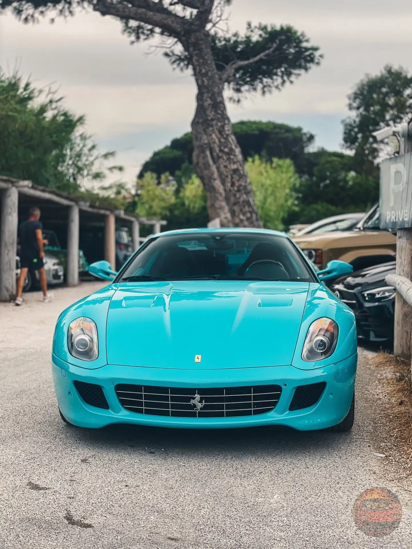 🩵 Ferrari, которую невозможно потерять на парковке