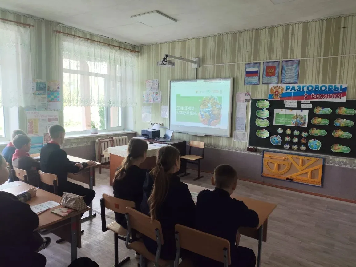В ГБОУ ЛНР «Павленковская ОШ» прошёл урок из цикла «Разговоры о важном» на тему «День З...