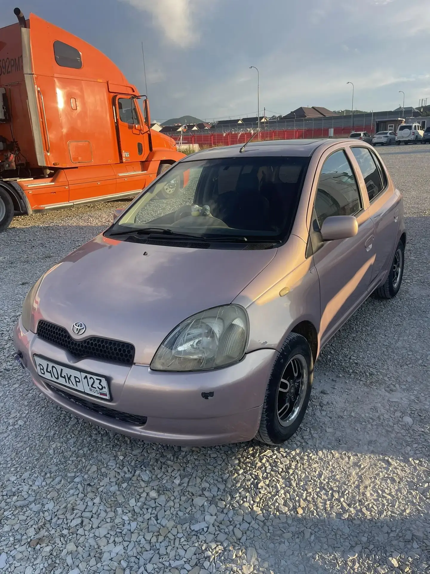 Продам автомобиль Toyota Vitz, машинка сел поехал кондёр дует, люк не течёт, масло не ест, коробка н