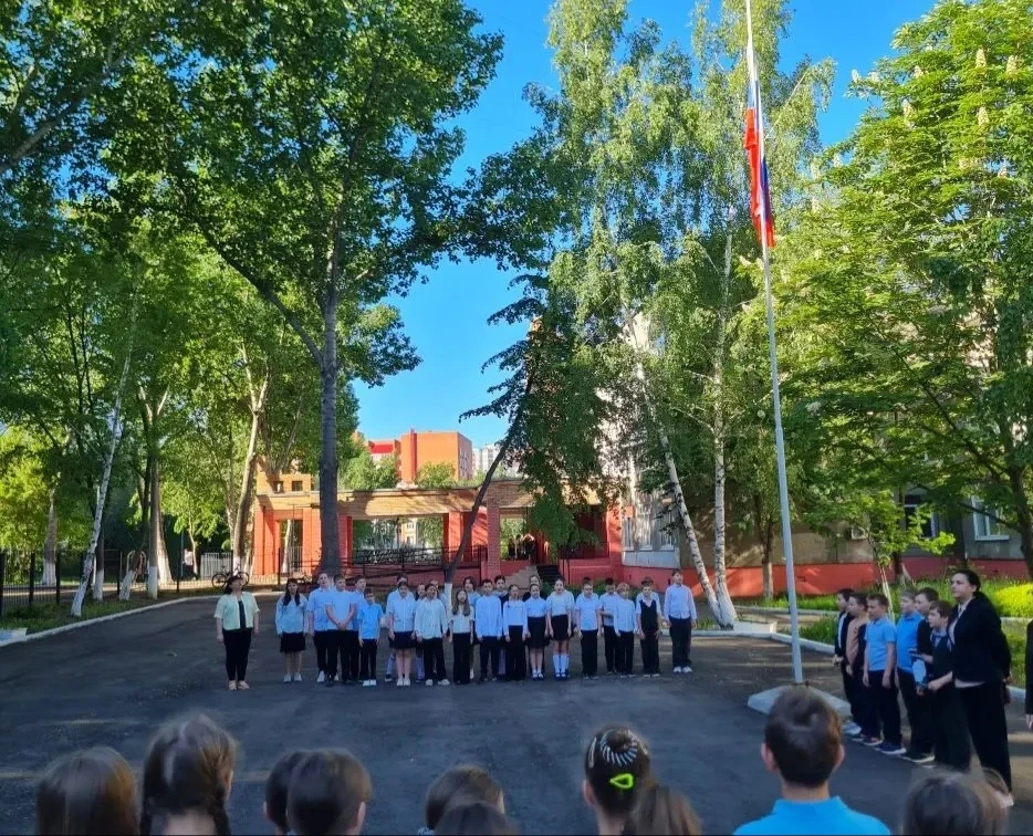 🇷🇺 С новой неделей, школа!  Сегодня на еженедельной линейке в 4–5 классах подняли Государственный фл