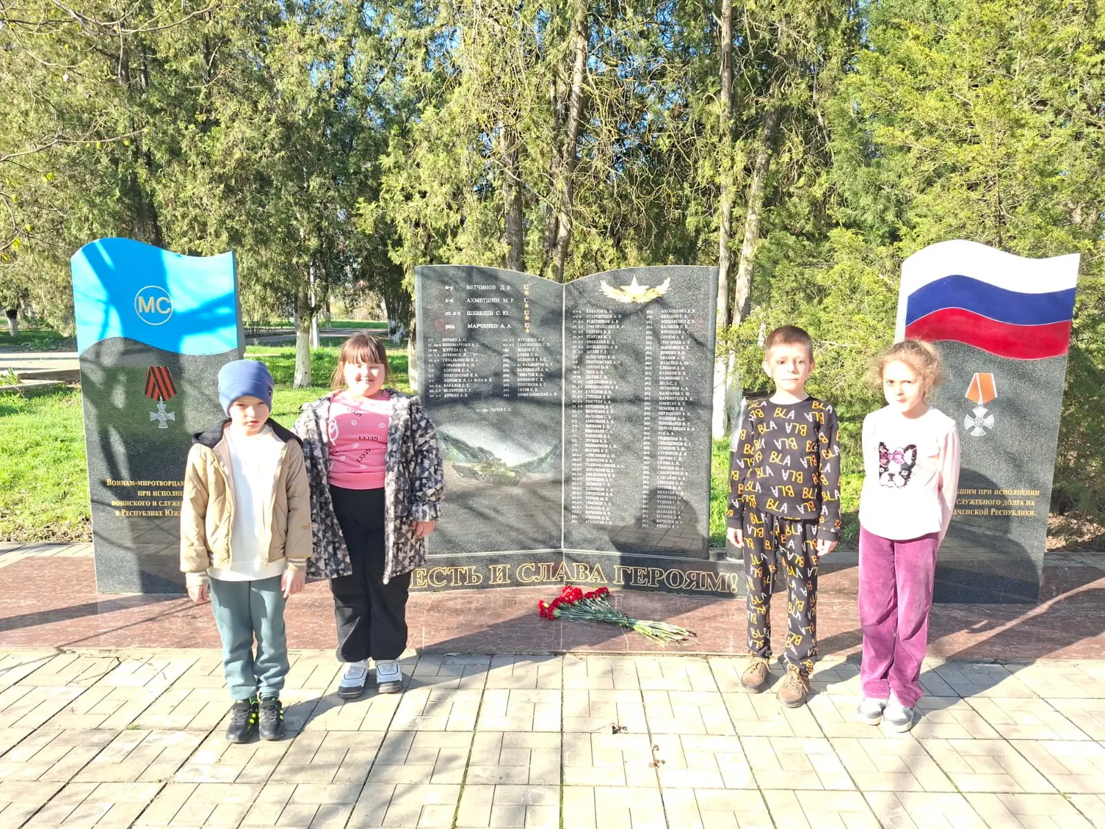 У 3 класса состоялась прогулка вместе с родителями по аллее Славы, посвящённому 9 Мая, ...