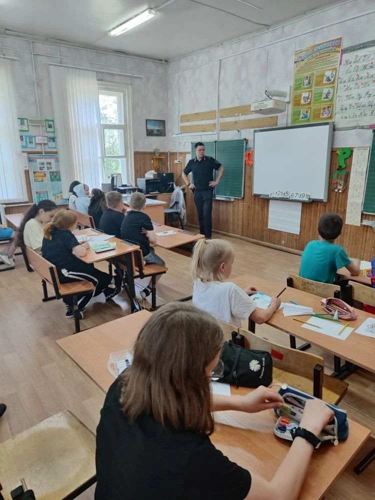 Сегодня в лагере состоялась встреча с участковым Кольцовым А. В. Он побеседовал с детьм...