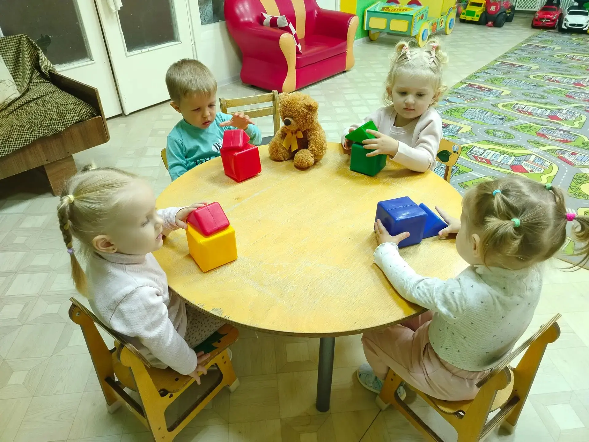👫 В первой младшей группе состоялось увлекательное занятие по сенсорному развитию: реб...