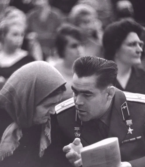 Космонавт Андриян Николаев со своей матерью в театре. Москва, 1964 г.

🚩

👉 👈
