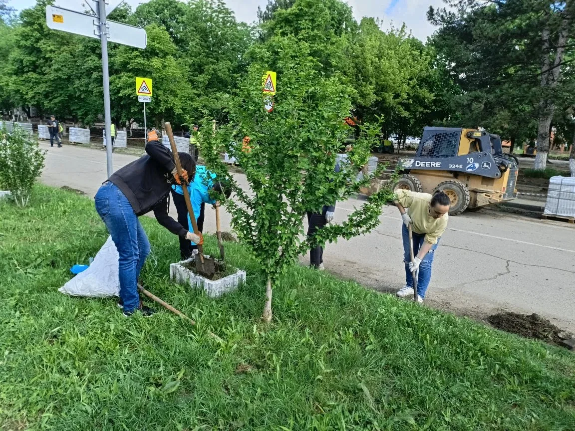 Сегодня сотрудники нашего Центра творчества приняли участие в поселковом субботнике по ...