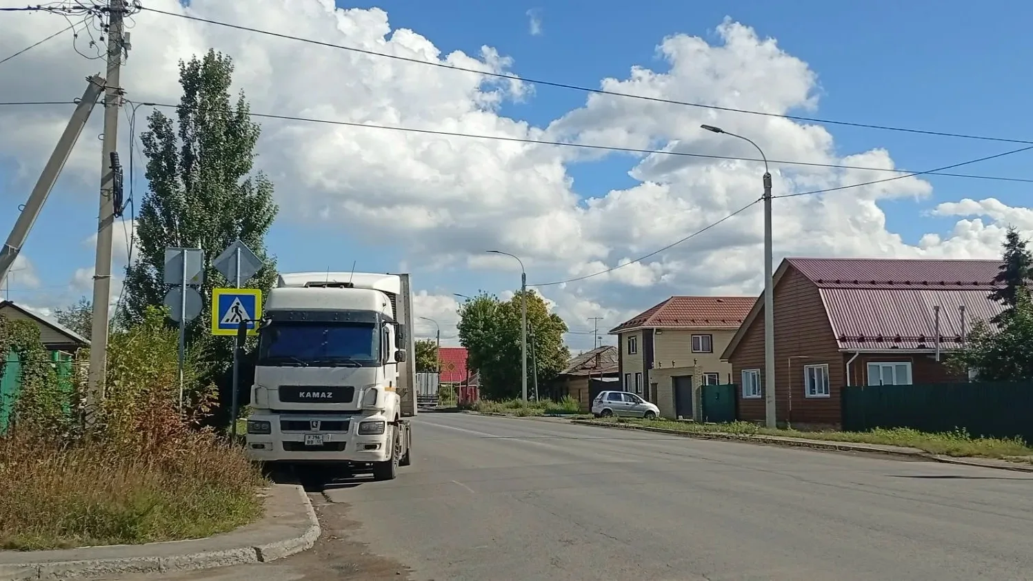 Стоит на пешеходном переходе уже вторые сутки ул. 4-я Восточная и угол ул. Сыропятская