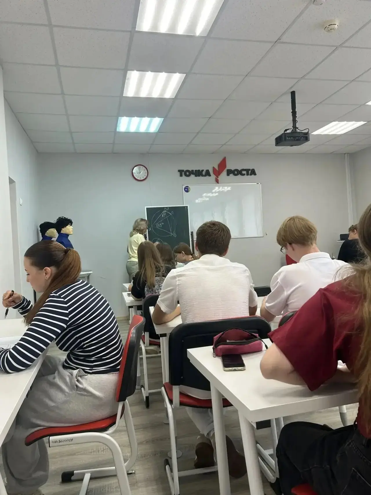👩‍🏫Стартовала летняя программа в «Точке роста»  для старшеклассников "Тренинг по математике: разби