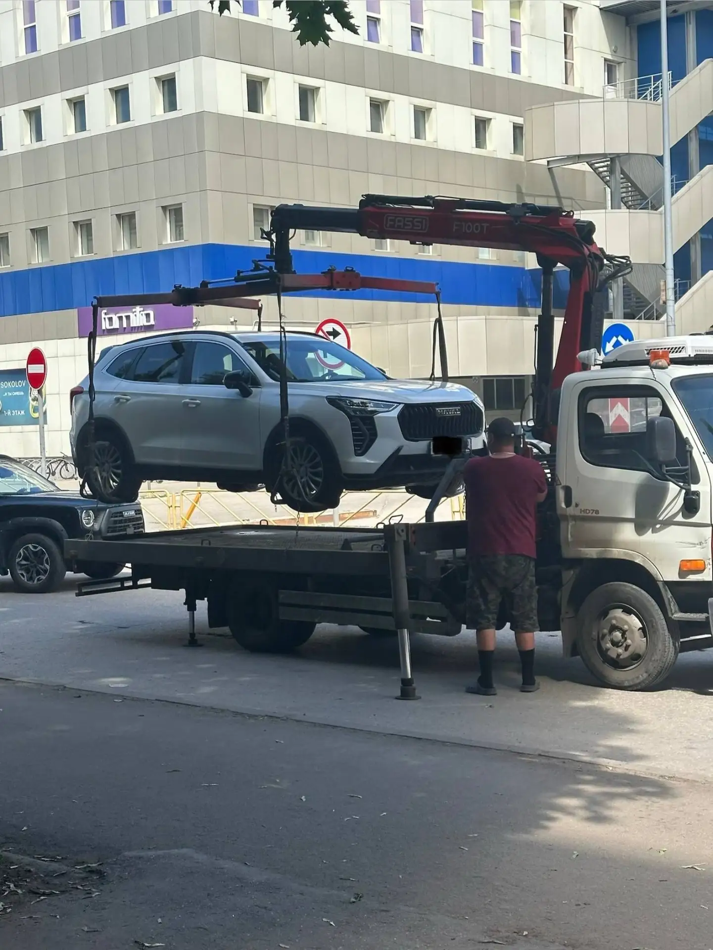 Сегодня возле ТРК Капитал снова забирали авто, но не опечатали, уехали на другой угол магазина и тол