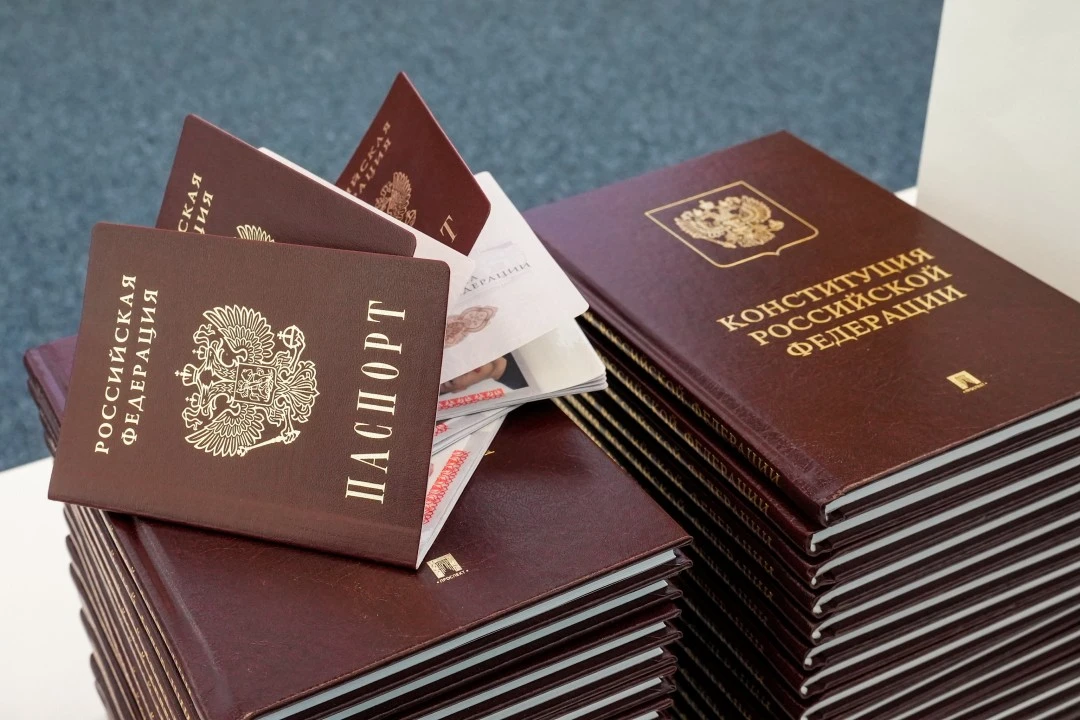 Первый паспорт — из рук губернатора! Наша гордость 🇷🇺

В канун Дня России в Подмосковье прошла тор