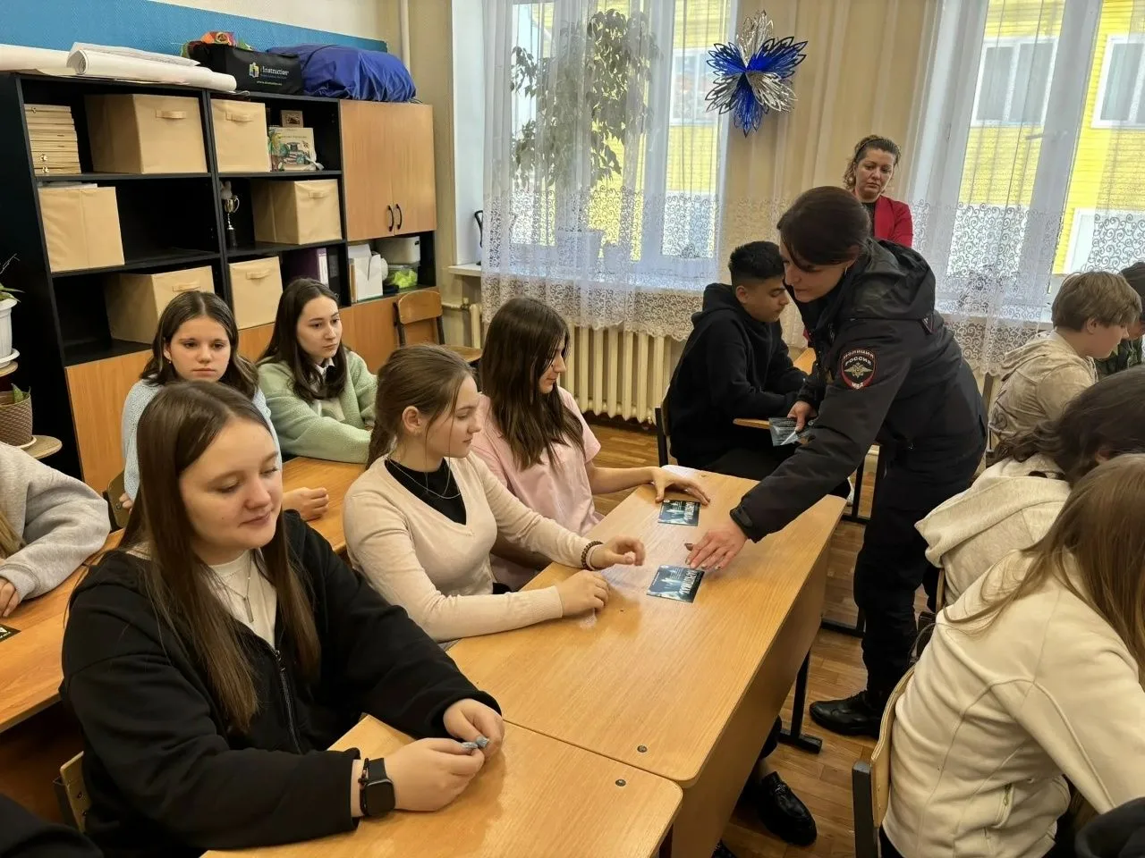 Кадеты Деденевской школы в рамках проекта «Классные встречи» обсудили важные темы: безопасность в се