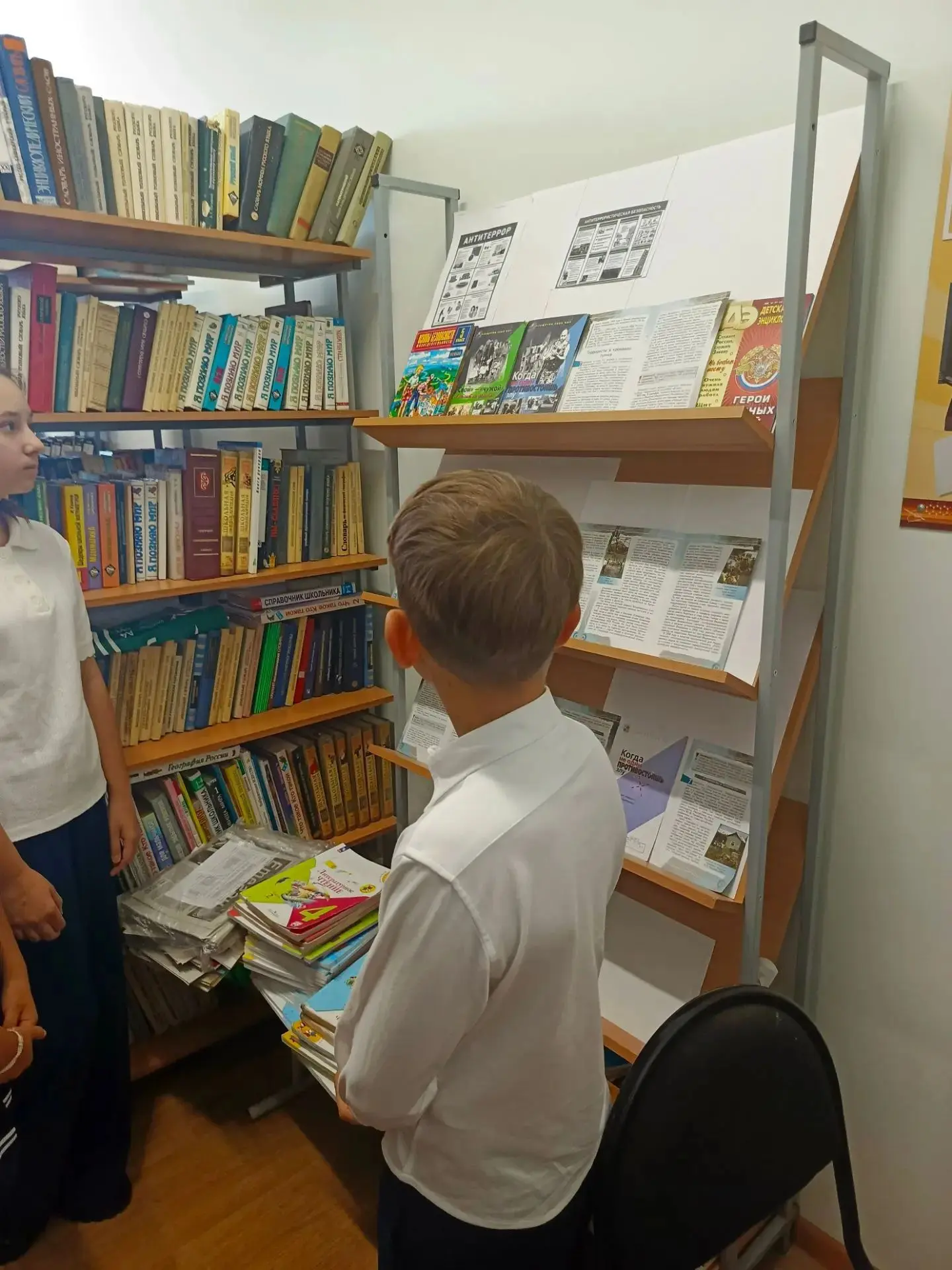В нашей школьной библиотеке открылась выставка «Антитеррор: знаем, чтобы быть в безопас...