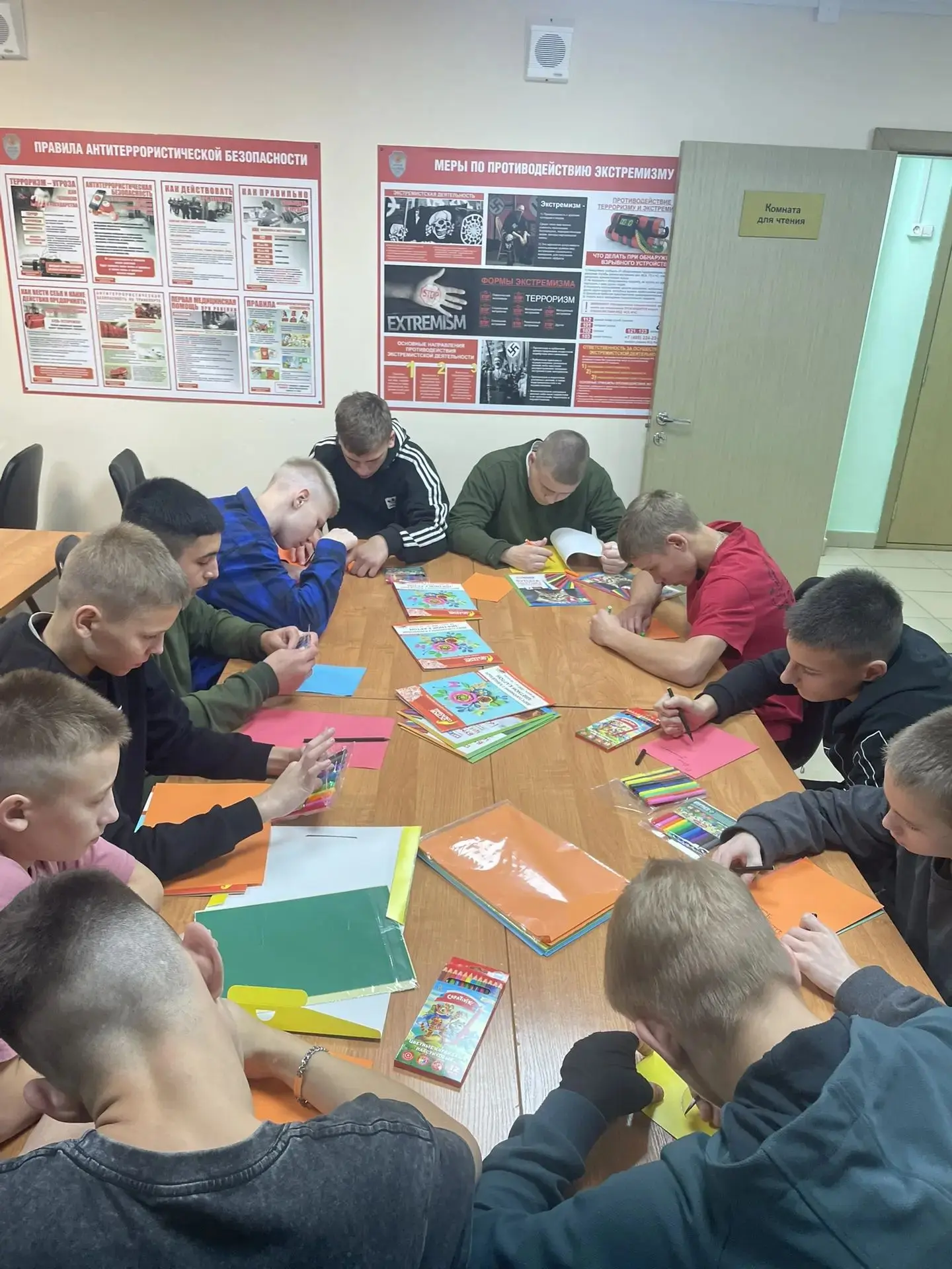 🎨 Тепло детских рук: воспитанники Орловского СУВУ готовят сюрприз ко Дню учителя 📚🍁