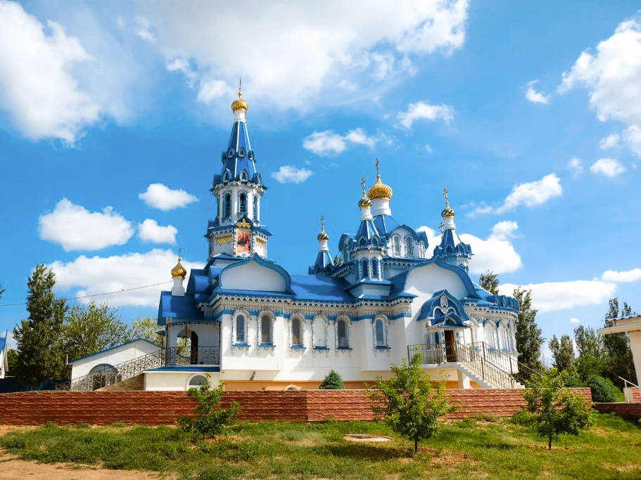 Напившись с прихожанами после службы чаю, мы с Надеждой Викторовной, казначеем, намылились в город н