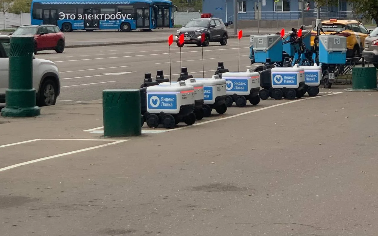 Парковка для роботов-курьеров в действии — малыши стоят, ждут заказы 😍