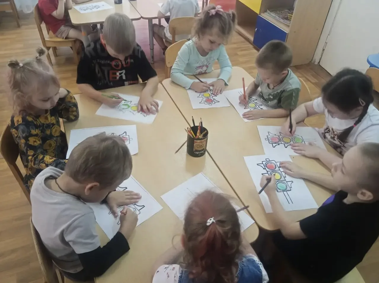 В группе «Колокольчик»  продолжается увлекательное знакомство с правилами безопасности....