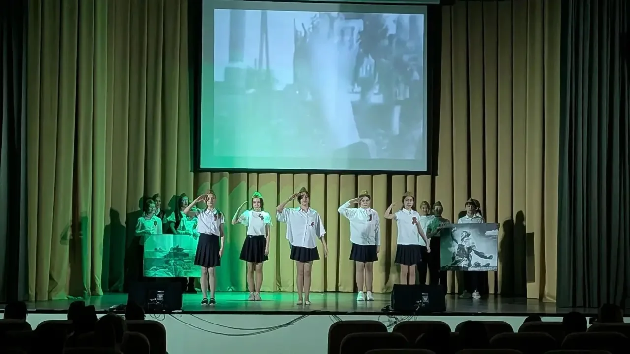 12 мая в 5- х и 6-х классах вновь звучали Победные песни Великой отечественной войны. Учащиеся отдал