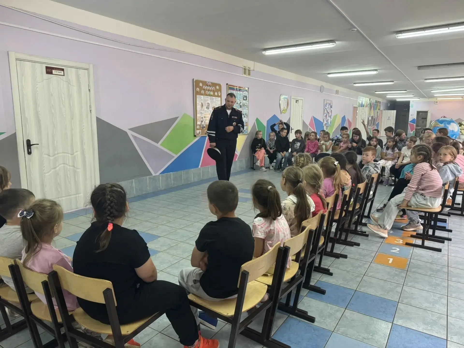 В лагере «Радуга» с воспитанниками пообщался инспектор ДПС Львов Антон Александрович! Он рассказал, 