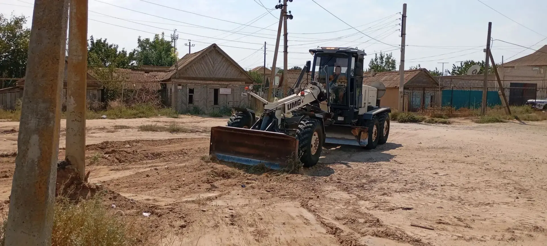 Продолжаются работы по профилированию грунтовых дорог округа. На фото участки дорог в с...