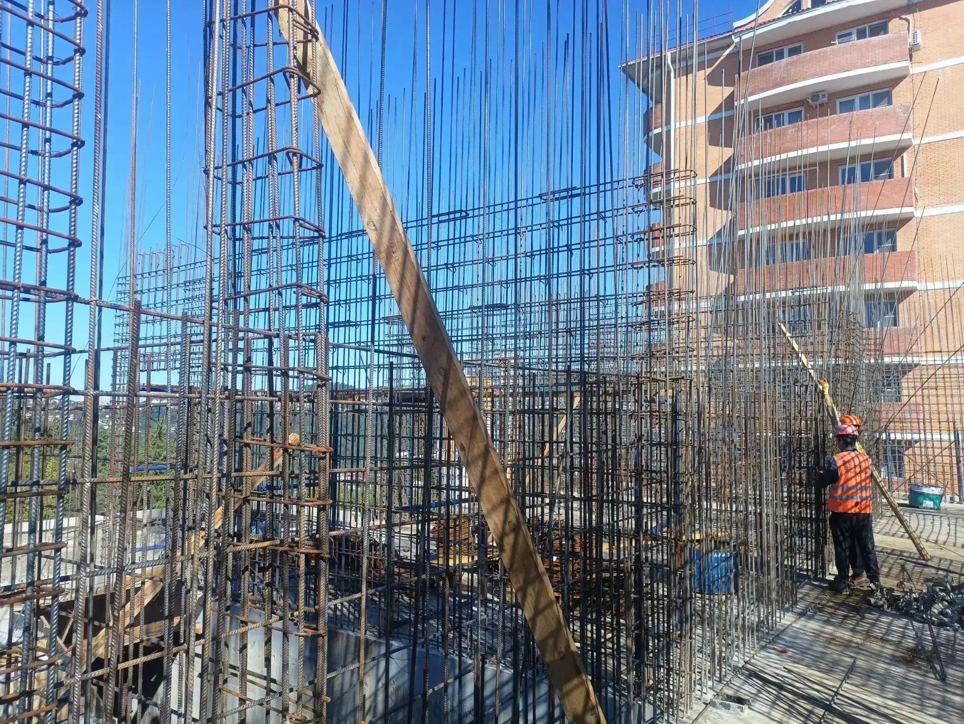 🏗 Департамент строительства администрации города Сочи продолжает возводить многокварти...