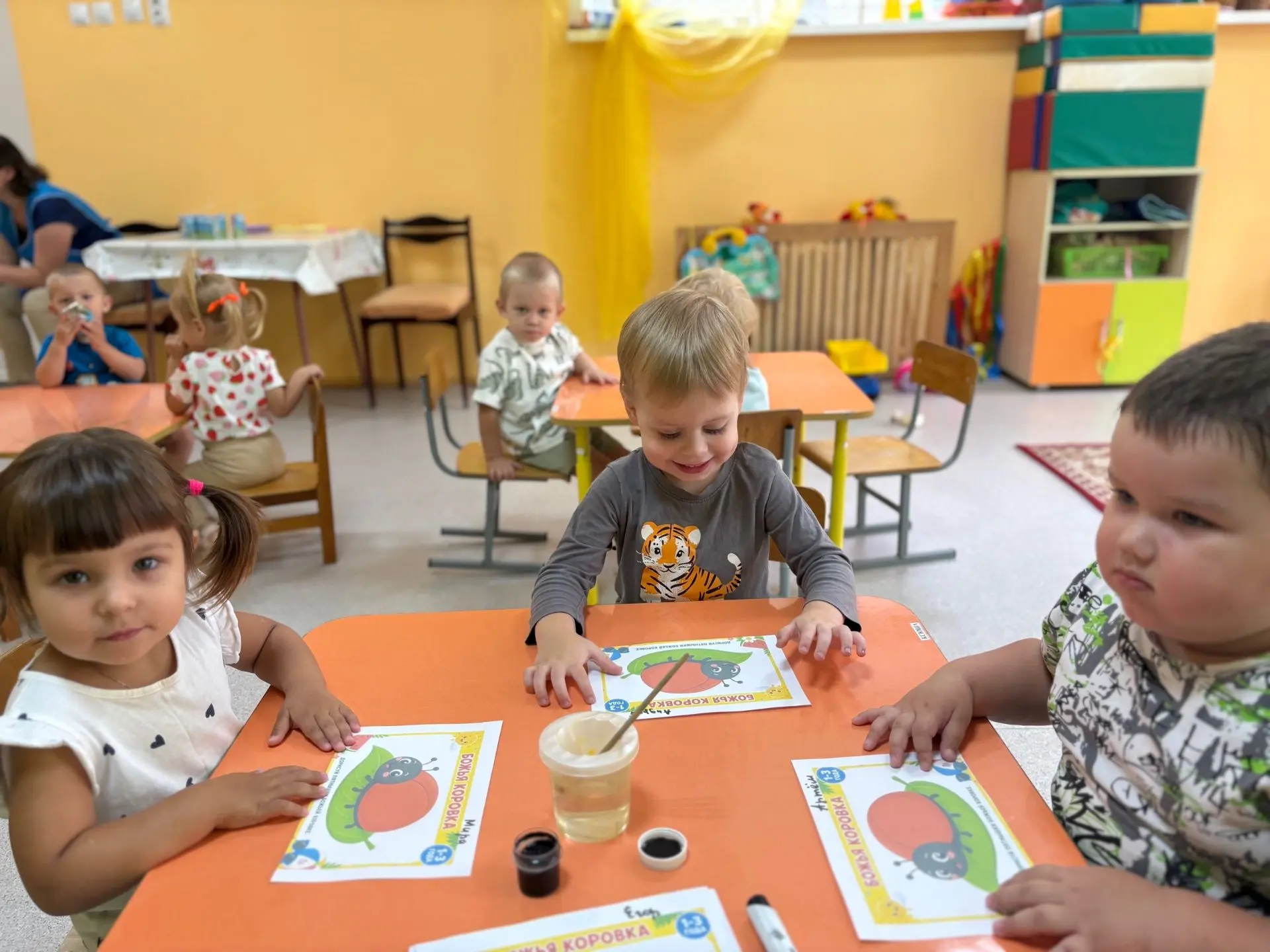 Сегодня у наших малышей из группы "Карамелеки" была специальная миссия! 🕵️‍♀️🎯Божьи к...