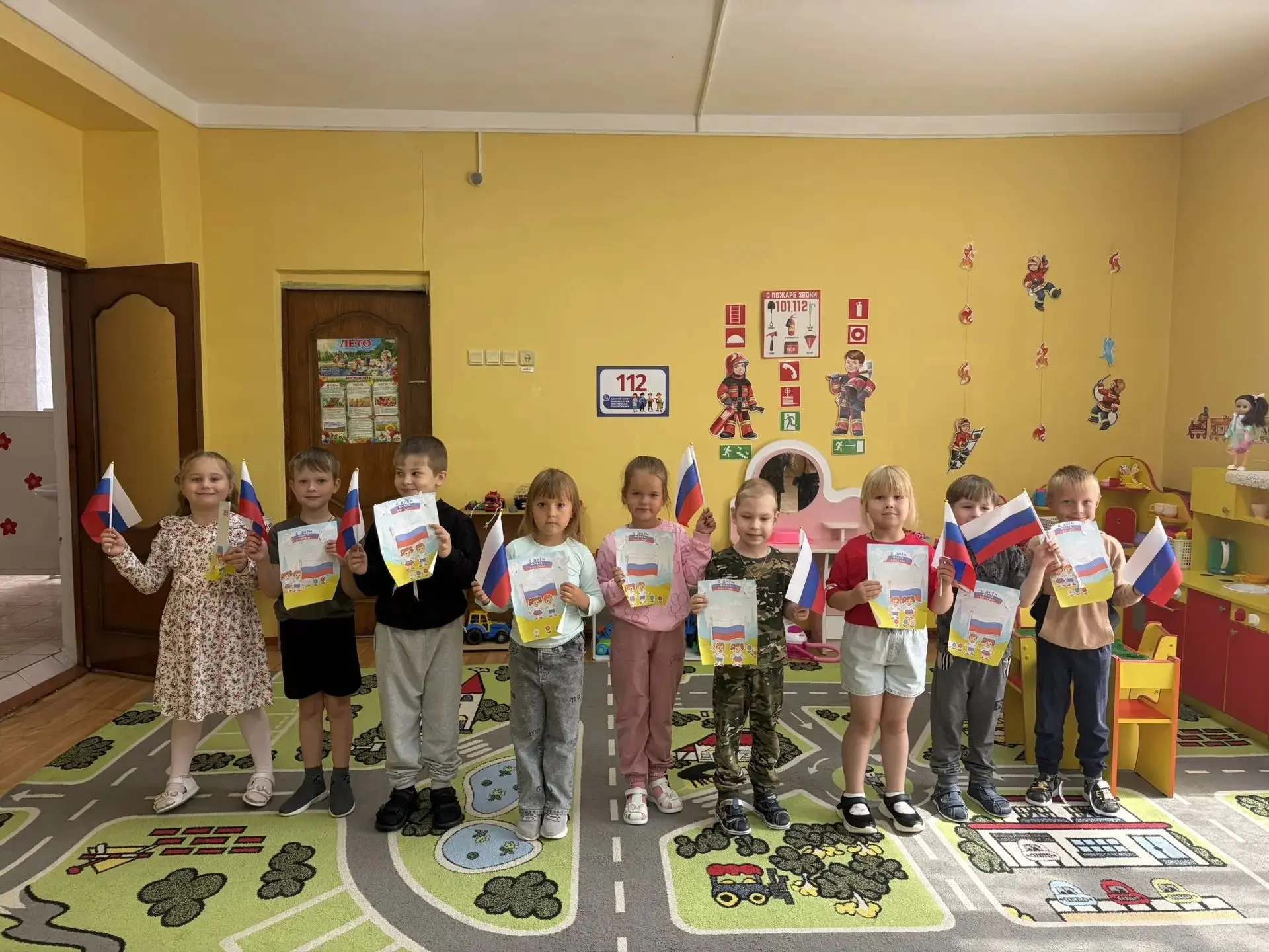 🇸🇰 В рамках празднования Дня Государственного флага Российской Федерации, в средней г...