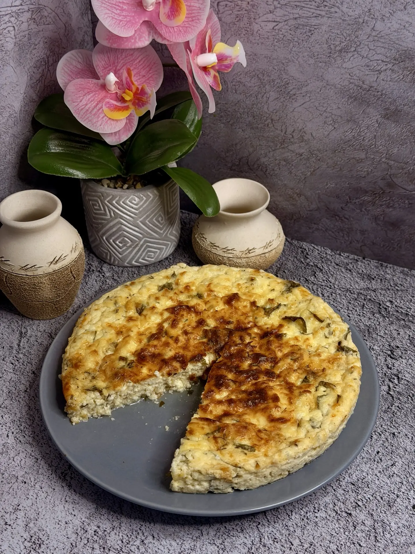 🌿Творожная запеканка с чесноком и зеленью🌿 
Нежная творожная запеканка с хрустящей сырной корочкой