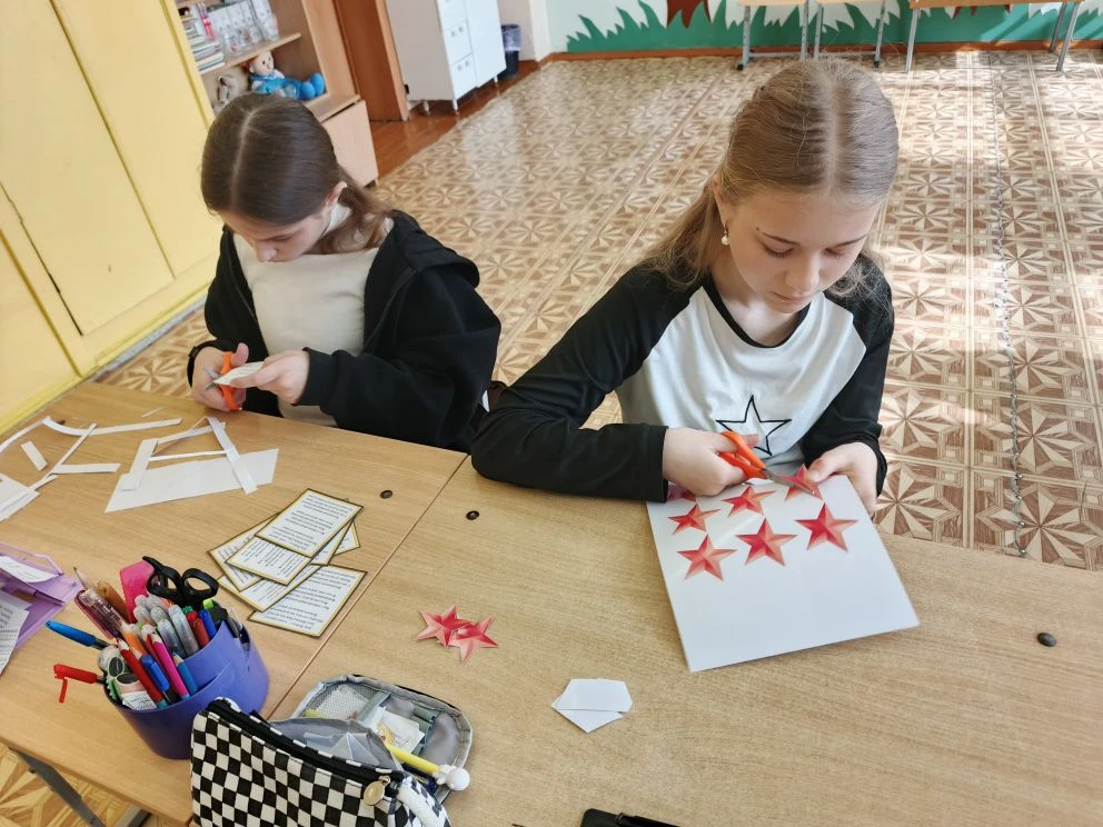 📜 «Эхо Победы: Подарок ветерану» — детские сердца в каждой открытке! 🎗️