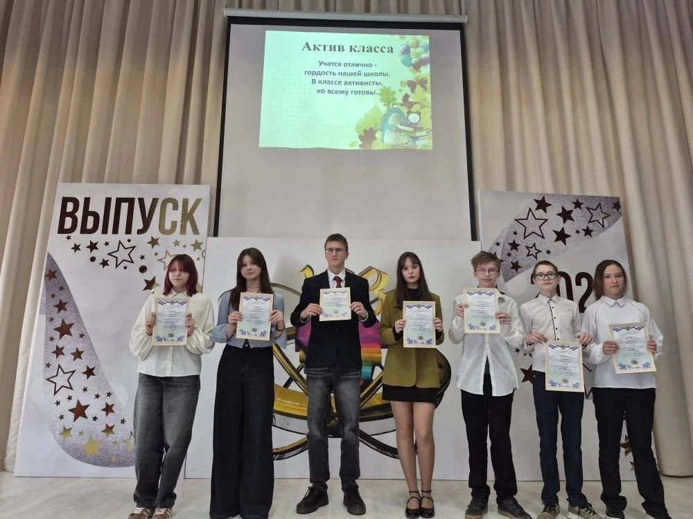 🎉🎉🎉 Торжественные линейки! ✨✨✨ По традиции в школе прошла торжественная линейка, посвящённая окончан