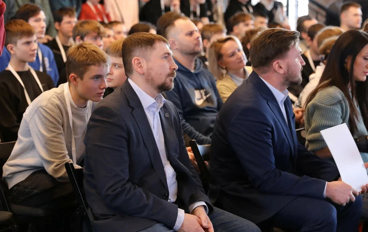 Директор нашей школы Коляденко Дмитрий Юрьевич и учащиеся 5 «В» класса вместе с классным руководител