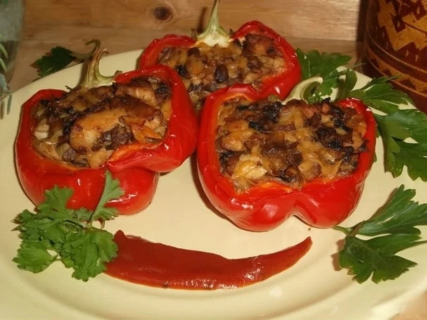 Перец, фаршированный грибами и мясом