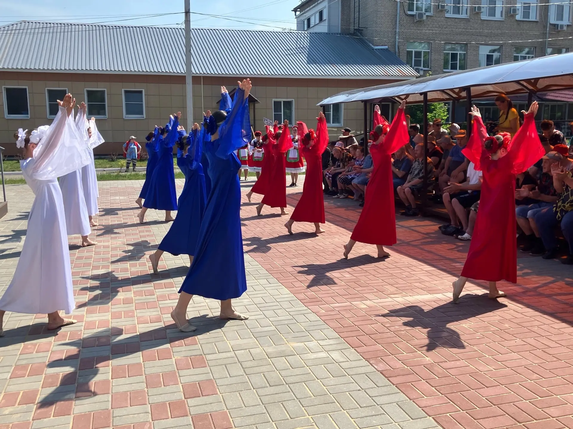 #РодинойГоржусь
🎶 Музыкально-поэтический вечер "О России с любовью", посвященный Дню России, прошел