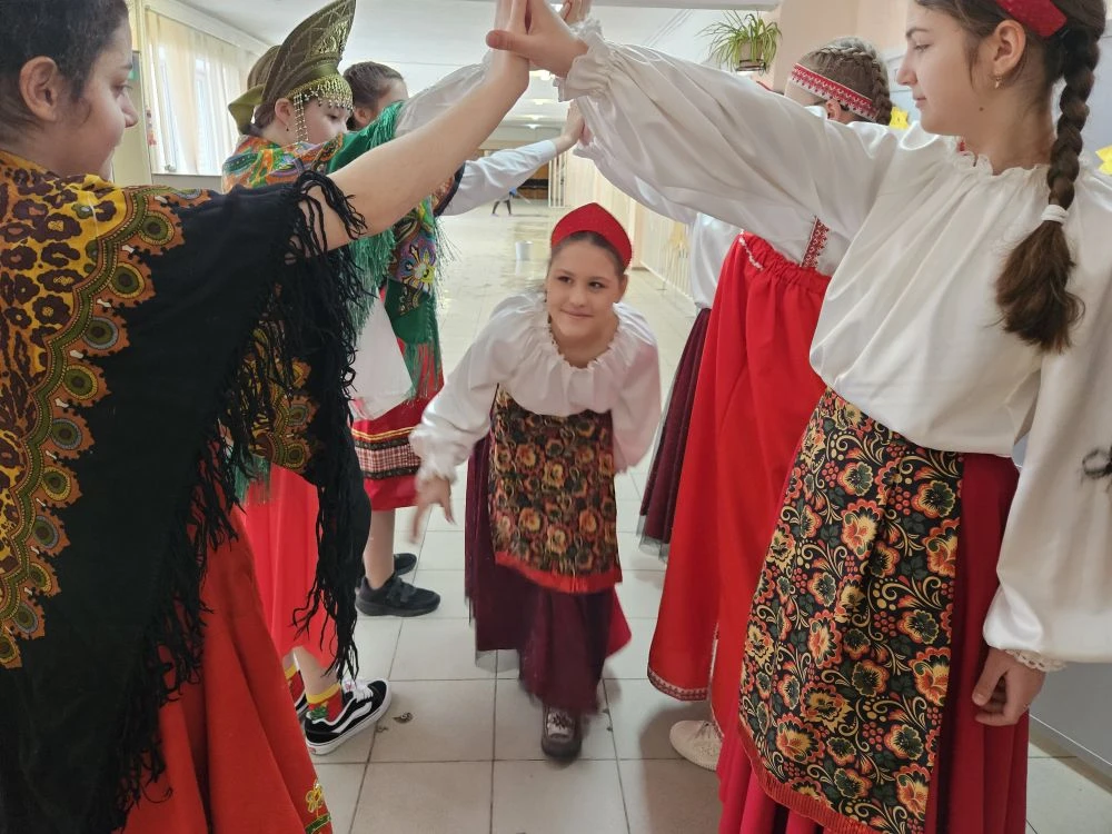 🎉 Широко, весело, задорно началось утро в гимназии! 🎶 Встречаем Масленицу с песнями, плясками, играм