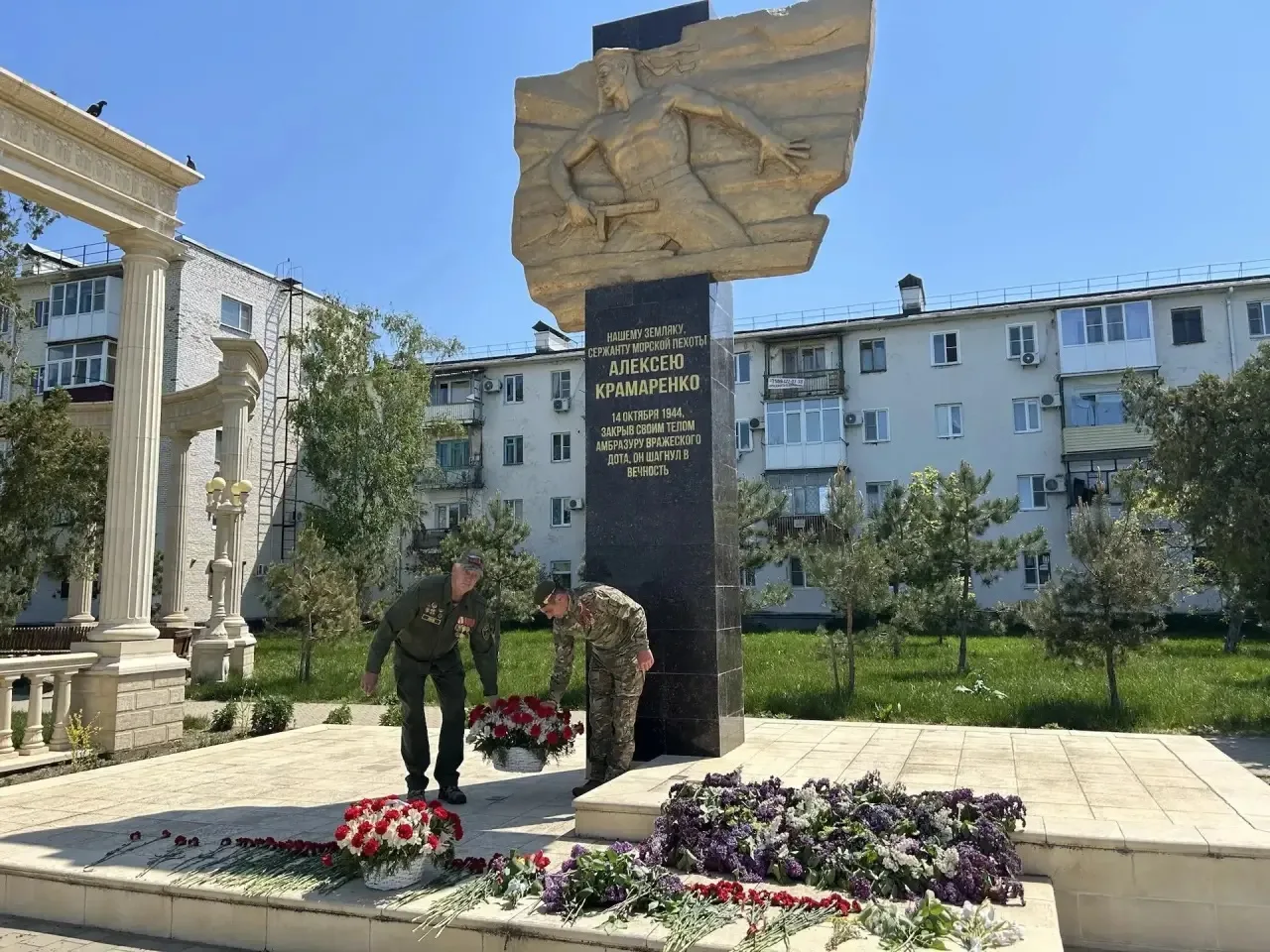 Участники специальной военной операции и Парада в Москве почтили память погибших героев -земляков и 