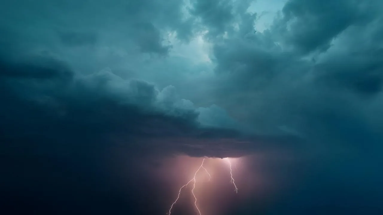 🌩 В Новосибирской области объявили экстренное предупреждение из-за шторма